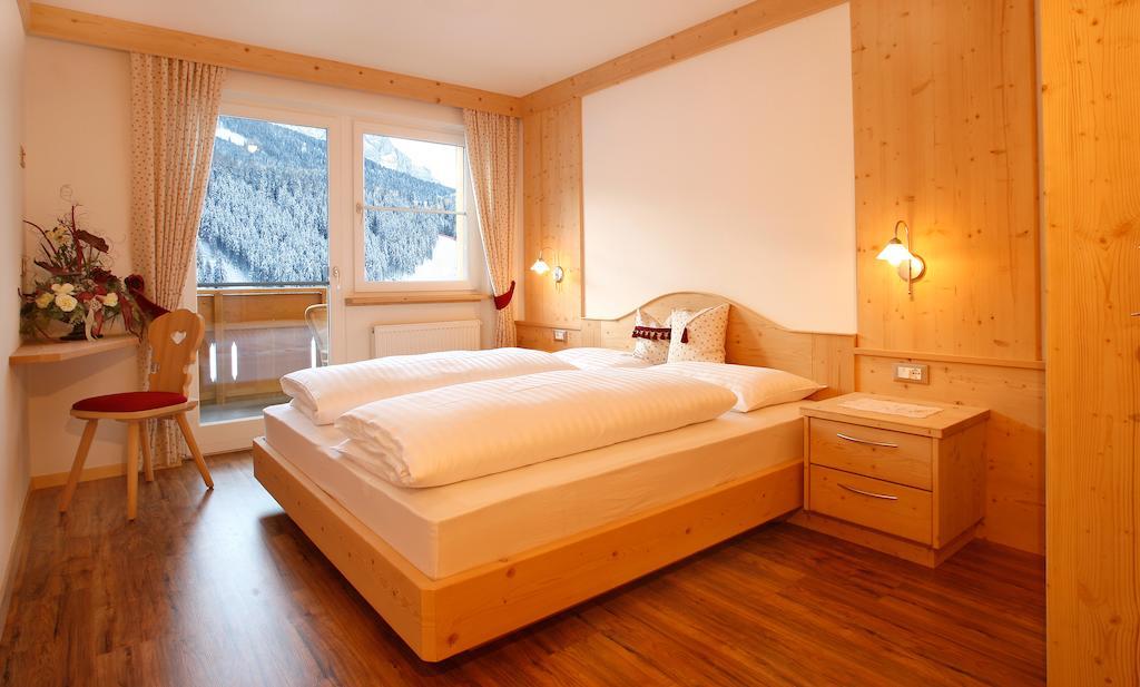 Apartments Antines Wolkenstein in Gröden Zimmer foto