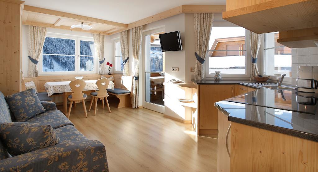 Apartments Antines Wolkenstein in Gröden Zimmer foto