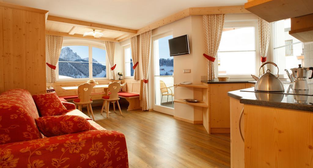 Apartments Antines Wolkenstein in Gröden Zimmer foto